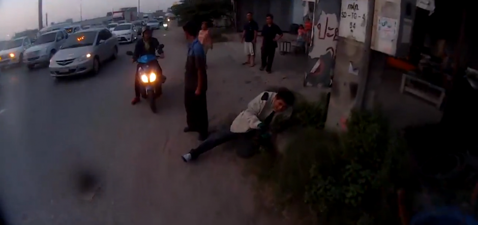 El motorista quedó a salvo, pese a la caída y el susto.