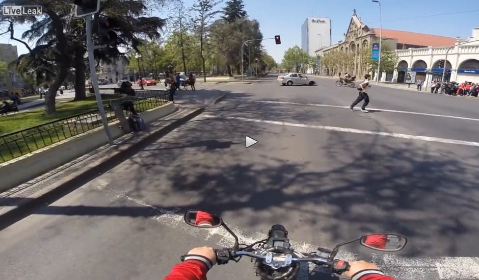 Un motorista captó el momento de un choque entre un carro y otro motorista.