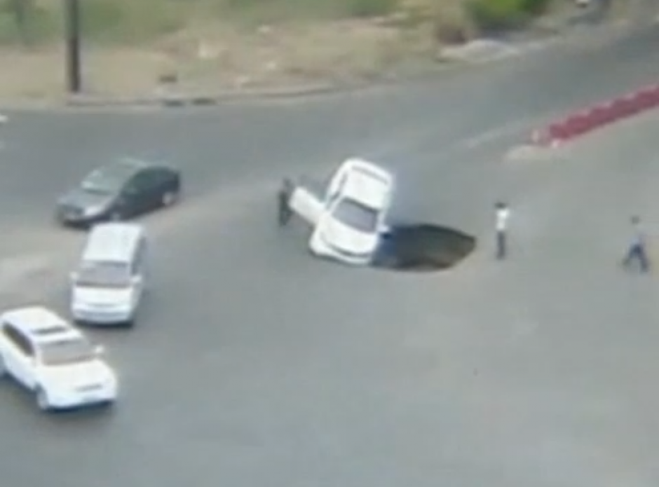 El vehículo cayó al agujero que se formó en plena calle de una provincia de China.