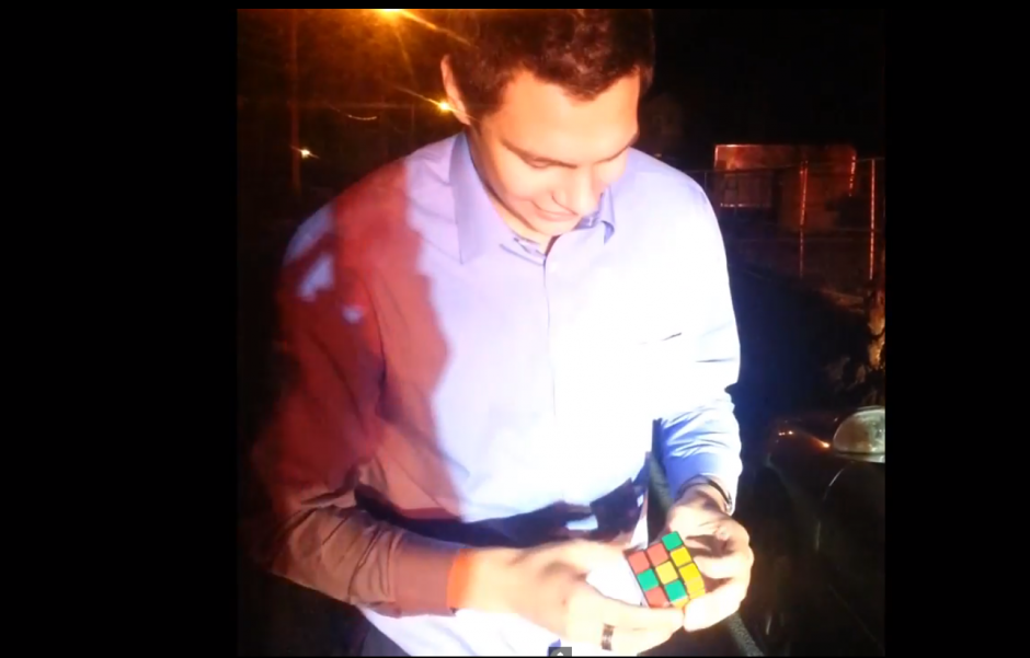El mago se liberó de la multa que le impondrían los policías luego de armar el cubo de Rubik en un tiempo que los agentes no creería que lo haría. (Foto: YouTube) 