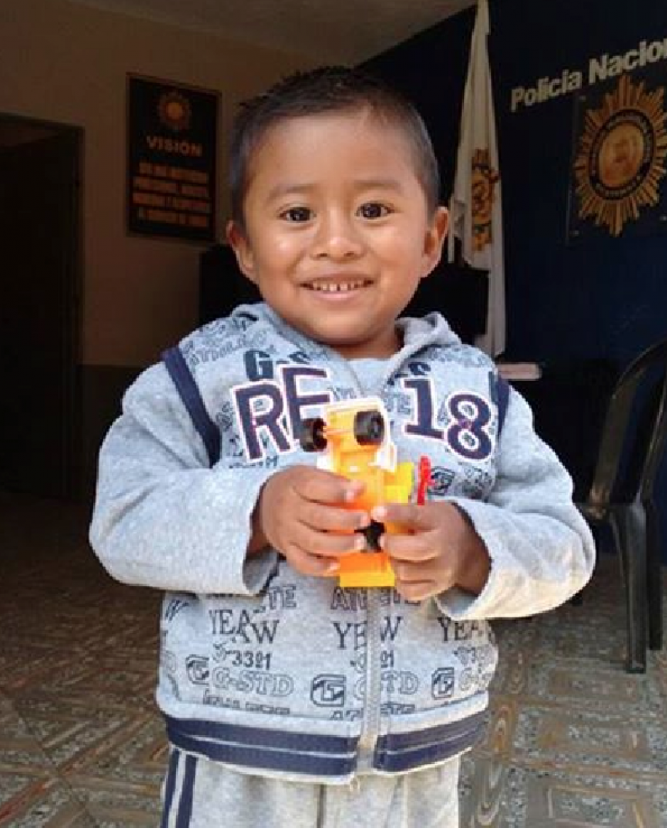 Héctor es el niño perdido en Quetzaltenango que pasó la Navidad en la estación de Policía de esa localidad. (Foto: Stereo 100)