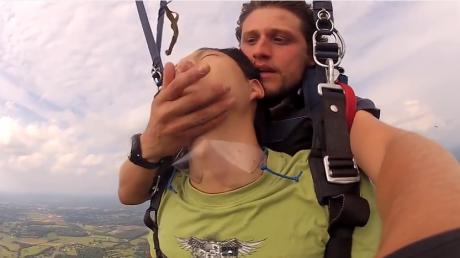 Afortunadamente el muchacho estaba acompañado de un instructor, quien supo cómo auxiliarlo. (Captura: YouTube)