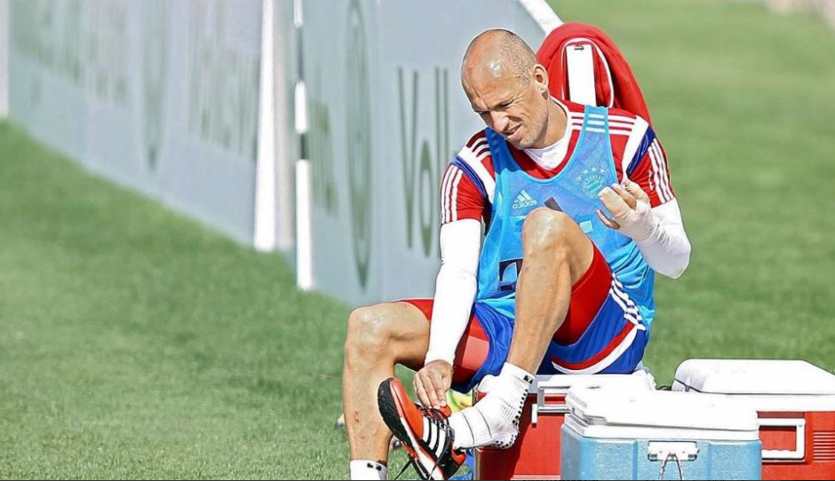 Dos dedos de la mano izquierda del delantero holandés del Bayern Munich, Arjen Robben, requirieron de atención médica, tras ser atacado supuestamente por un cocodrilo. (Foto: Bild.de)
