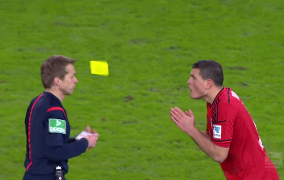 La tarjeta parecía tener vida y por eso se le iba de las manos al árbitro alemán. (Captura de YouTube)