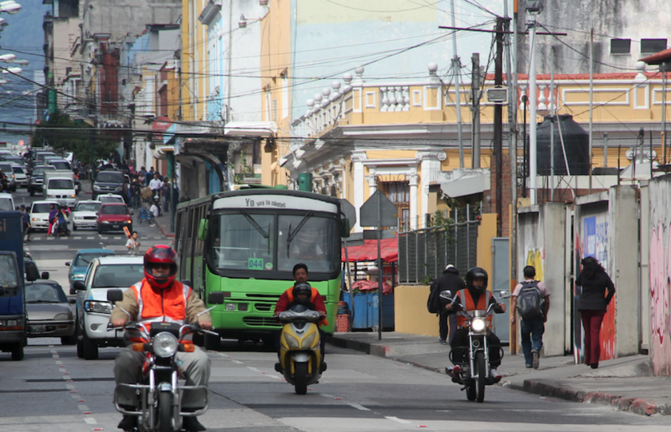 Cuatro buses articulados del Transmetro prestan el servicio de transporte a vecinos de la zona, luego del paro de labores de la ruta 203. (Foto: Soy502) 