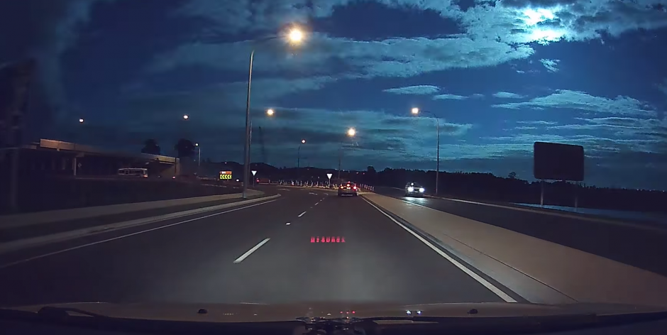 El meteorito destella en cuestión de segundos en cielo neozelandés. (Foto tomada de Youtube)