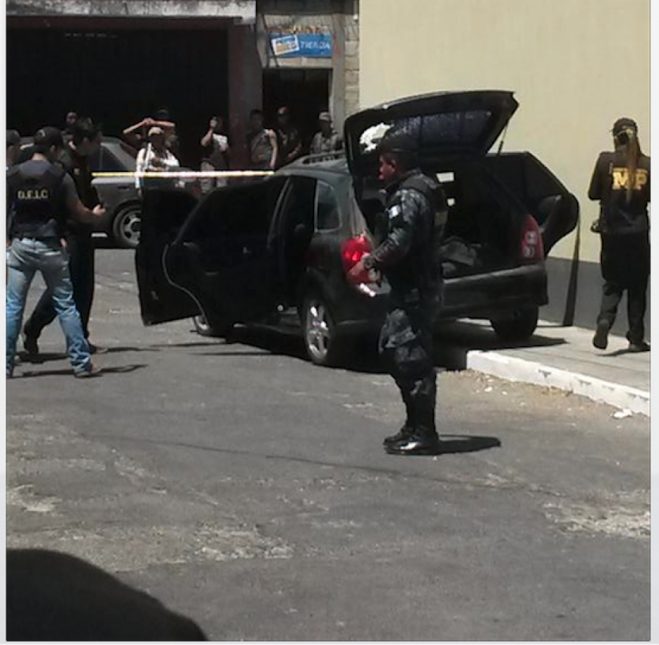 Los fiscales del Ministerio Público y de la Policía Nacional Civil recaban evidencias en el lugar del ataque. (Foto: Juan Manuel Vega/Soy502)