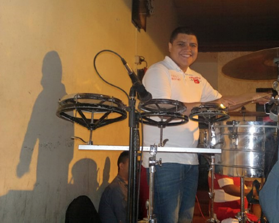 Rogelio Contreras Cervantes fue sacado por sujetos armados de un bar donde tocaba la agrupación a la que pertenecía. (Foto: Kumbiamberos Rs/FB) 