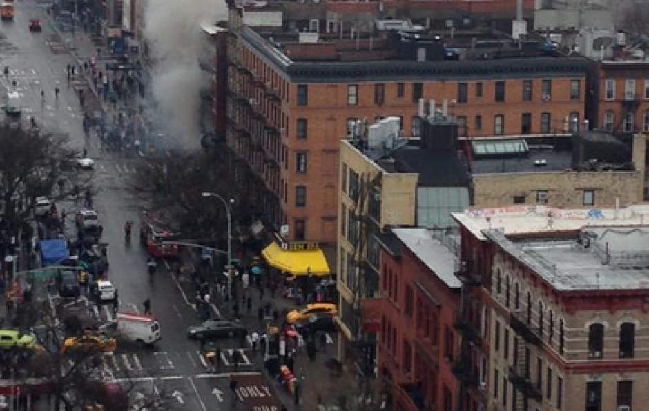 Un edificio en Nueva York se ha derrumbado tras una fuerte explosión. Según los primeros reportes, hay al menos 30 heridos. (Foto: RT Noticias) 