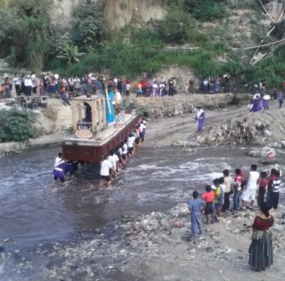 La correntada de este río en Chinautla no impidió que el cortejo procesional fuera llevado hasta el otro lado.
