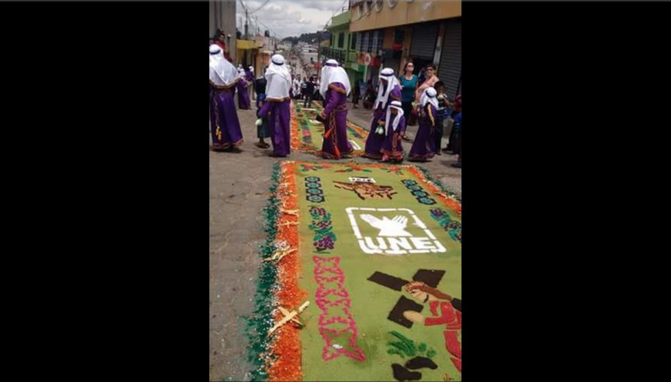 La alfombra con el logotipo de la UNE se realizó en Sacatepéquez. (Foto: Redes sociales) 