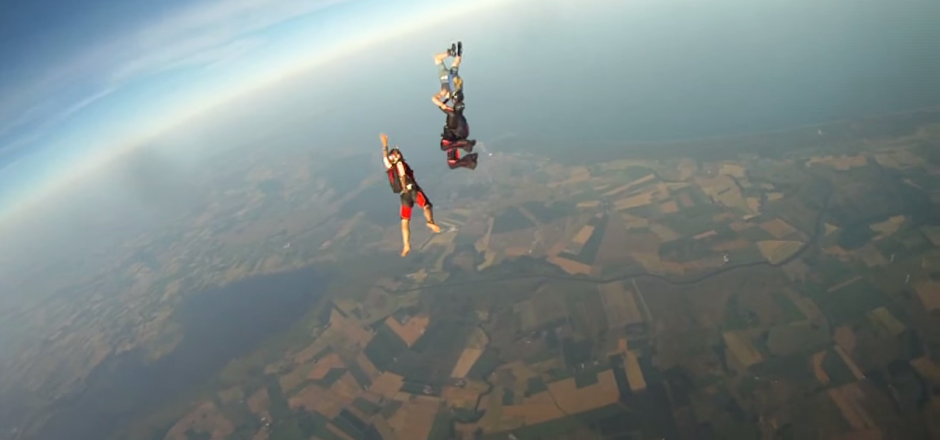 La caída libre vista desde una GoPro. (Captura de imagen de YouTube)