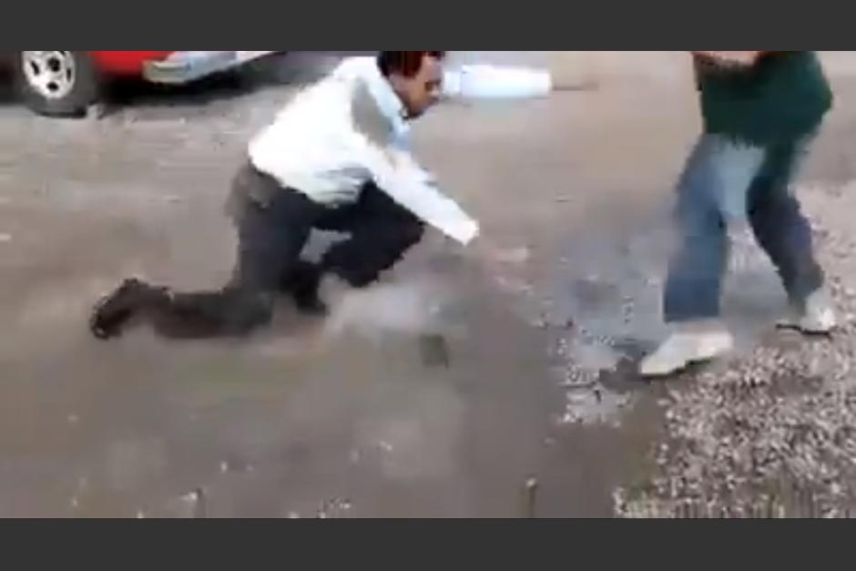 El candidato, incluso, cayó dentro del lodo en el peor momento de esta escena. (Foto: YouTube)