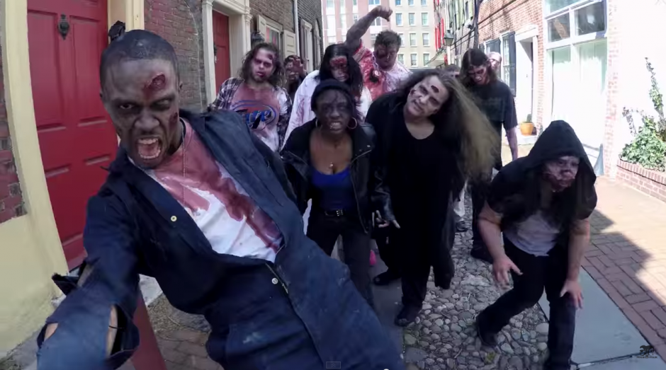 Decenas de zombies recorren las calles de Filadelfia. 