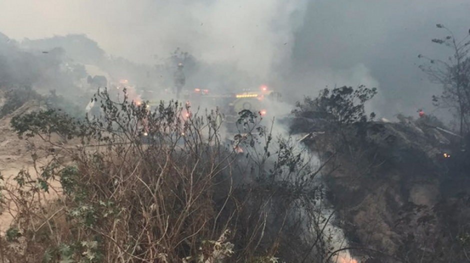 Incendio forestal que posteriormente se extendió a un predio de la municipalidad de Mixco. (Foto: Nuestro Diario) 