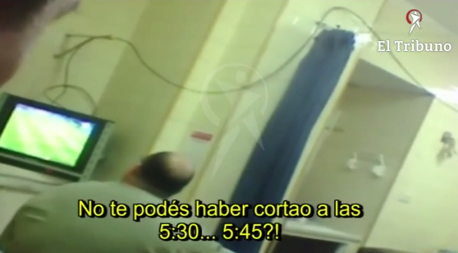 Un doctor argentino fue captado cuando le negó la asistencia a un paciente por ver un juego de fútbol. (Foto: YouTube)