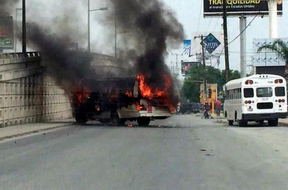 Una fuente de la Procuraduría estatal y medios locales informan sobre bloqueos con vehículos incendiados, y enfrentamientos con disparos. (Foto: Buenas Noticias) 