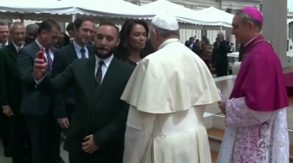 Roxana Baldetti y su hijo comparten con el Papa. 