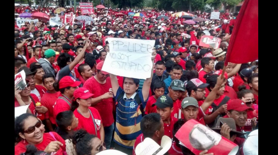 Fauso Rosales se ha caracterizado por asistir a los mitines políticos para desafíar a los acarreados. (Foto: Twitter Vía @Mae_Trapeze) 