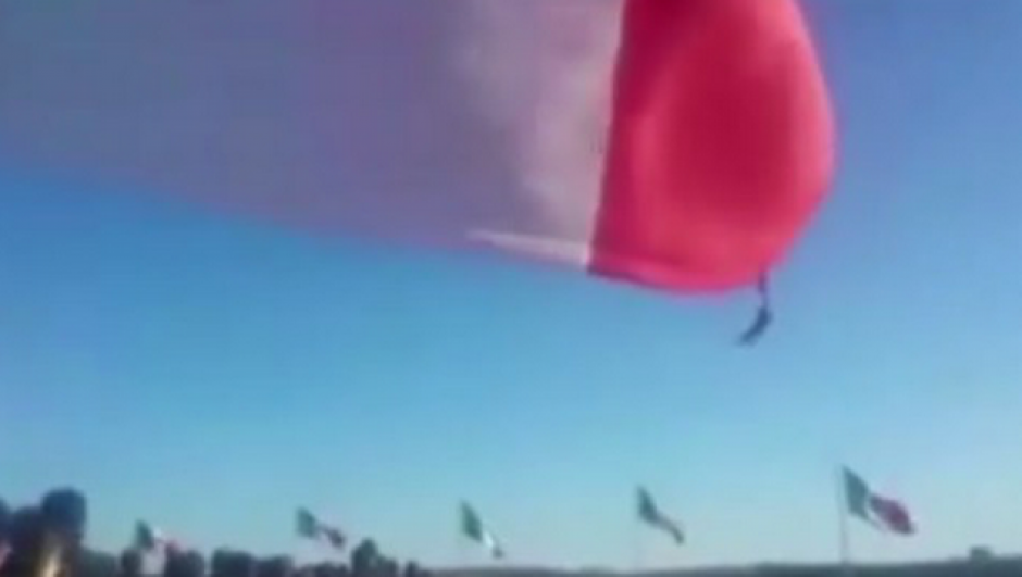 En el festejo del Día del Trabajo en Durango, México, el militar voló durante varios segundos. (Imagen: Tomado de YouTube)