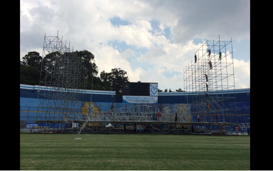 La escenografía para los conciertos de Ricardo Arjona en el estadio nacional Mateo Flores empezó a tomar forma desde el domingo pasado. (Foto: Twitter @chinoprosound)