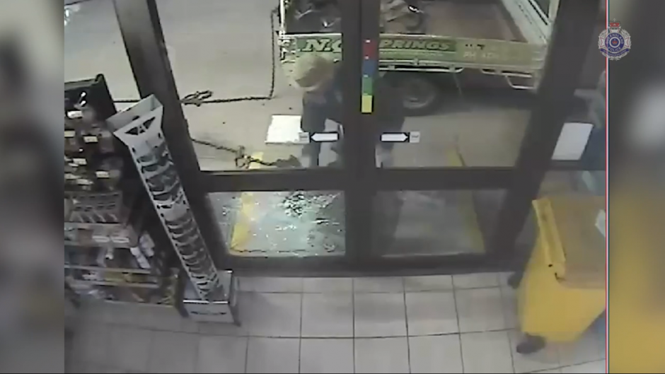 Un ladrón intentó robar un cajero automático, pero falló ridículamente. (Foto: YouTube)