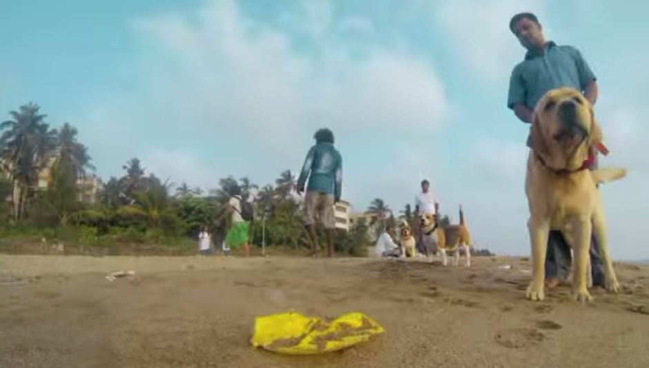 Le pusieron una cámara GoPro en su pecho para registrar la indiferencia de la gente con los animales en la atestada Bombay. (Imagen: YouTube) 