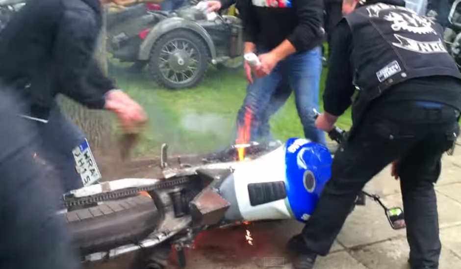 Alardear con el motor de su motocicleta le costó caro a un fanático de estos vehículos en Polonia. (Imagen: YouTube)