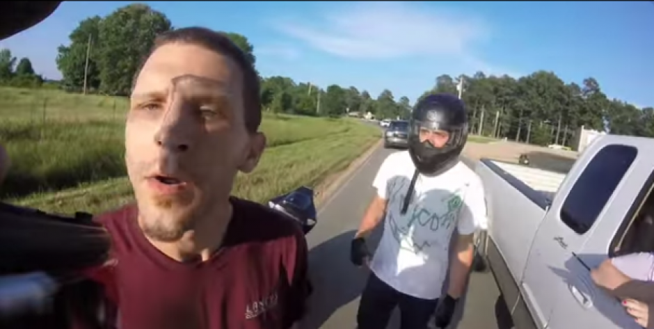 Motociclista concluye una discusión con un fuerte cabezazo. (Imagn: Youtube)