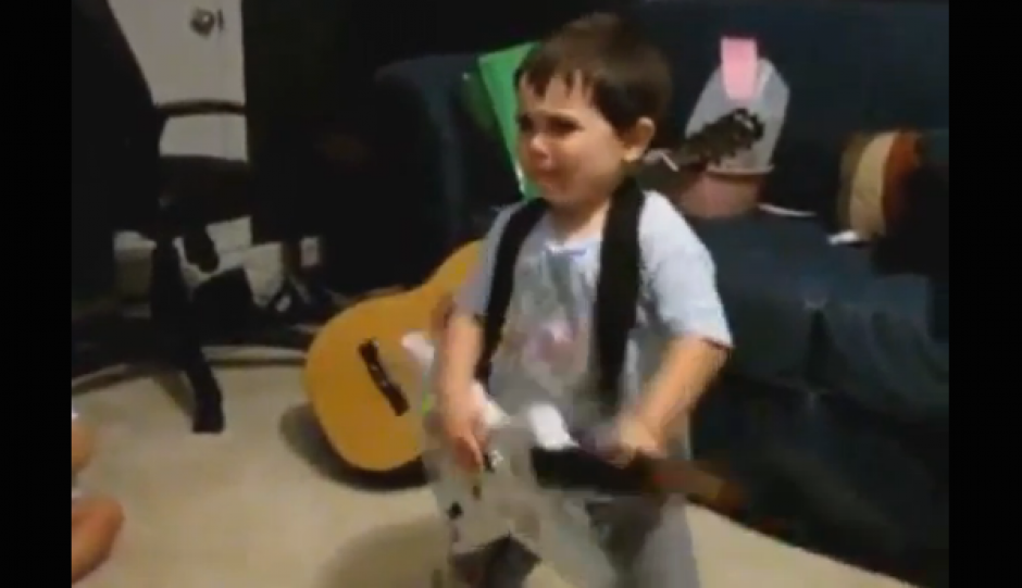 El pequeño se imagina en un concierto de rock y copia los mismos gestos que vemos en los guitarristas rockeros. (Foto: www.americanoticias.pe)