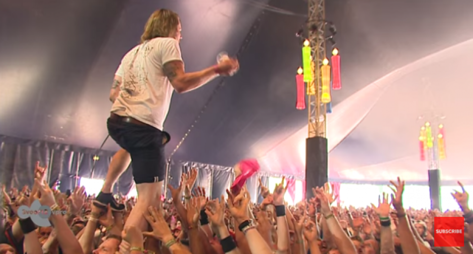 El músico impresionó a la concurrencia con sus habilidades para atrapar el vaso con cerveza. 