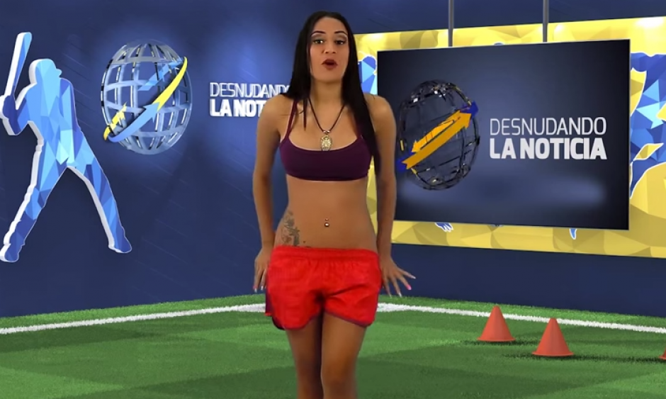 Yuvi Pallares es presentadora del peculiar programa "Desnudando la Noticia". (Imagen: YouTube)