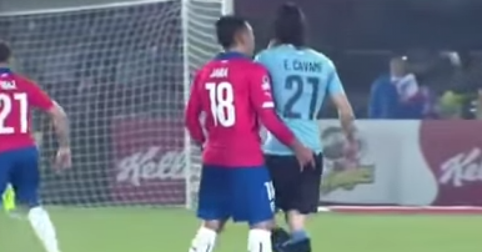 Cavani fue expulsado del juego ante Chile por una supuesta agresión a Gonzalo Jara. (Foto: Caracol.ve) 