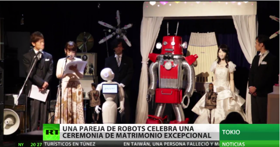 La peculiar ceremonia contó con más de un centenar de invitados que presenciaron la unión, entre estos dos enamorados robots. 