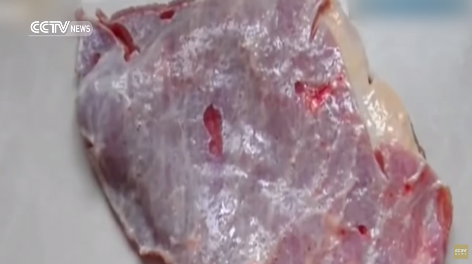 Una mujer se aterrorizó al darse cuenta que el pedazo de carne que estaba a punto de cocinar se movía solo. (Imagen. YouTube)