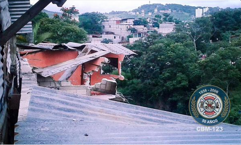 Al menos seis casas resultaron con daños luego de un derrumbe ocurrido en Chinautla. (Foto: Bomberos Municipales)