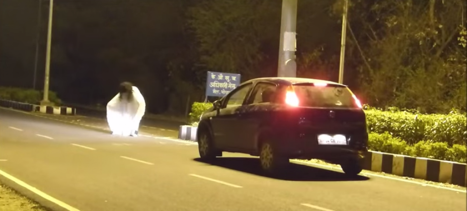 Video en el que un joven es atropellado por un conductor que se asusta por broma pesada. (Foto: Captura de YouTube)