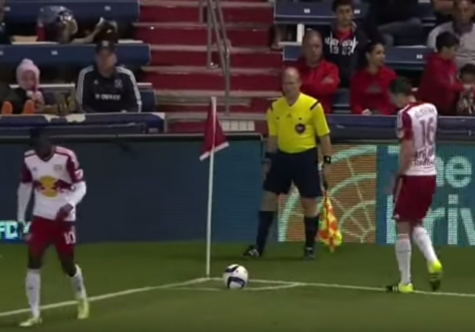 Un tiro de esquina finalizó siendo un gol polémico, que no fue ilegal pero sí muchos lo tachan de desleal. (Imagen: YouTube)