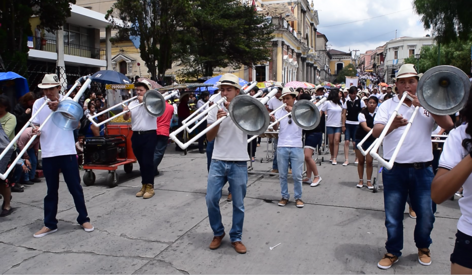 Los integrantes de la banda del Liceo Quetzalteco fueron los más aplaudidos durante su recorrido en el parque Benito Juárez de Quetzaltenango. (Foto: Pedro Orozco)