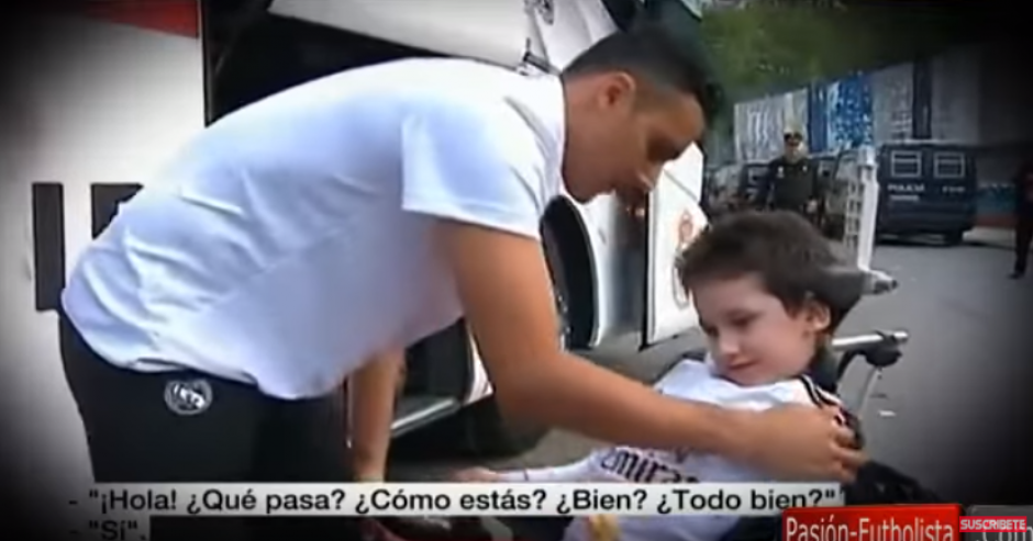 El portero del Real Madrid, se bajó del bus, para saludar aun niño con capacidades diferentes.