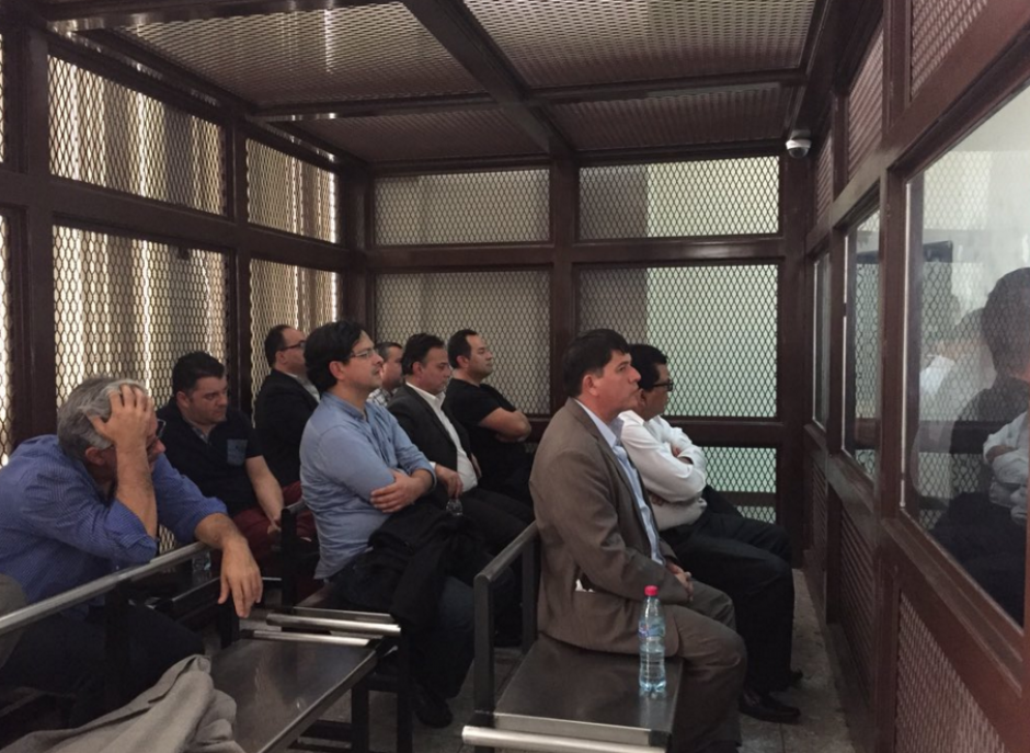 Los capturados relacionados a la red de corrupción de medicinas en el IGSS escuchan las pruebas que presenta el Ministerio Público. (Foto: Evelyn de León/Soy502) 