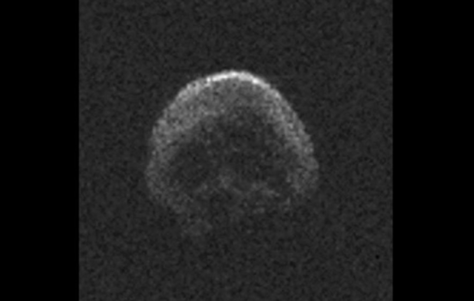 El asteroide que pasará relativamente cerca de la Tierra, según la Nasa, tiene forma de calavera. (Foto: Nasa) 