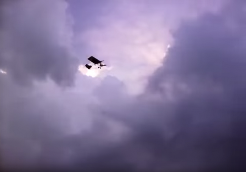 Piloto pierde el control de una aeronave y se estrella en Poptún, Petén. (Imagen: YouTube)