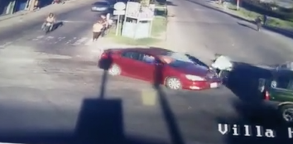 Un conductor embistió al agente de la PMT en Villa Canales en un crucero al ingreso de Villa Hermosa esta mañana. (Foto: Facebook/Villa Canales) 