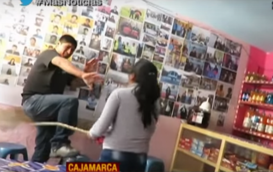 Un hombre fue azotado a latigazos por su esposa, tras encontrarlo con una amante. (Imagen: YouTube)