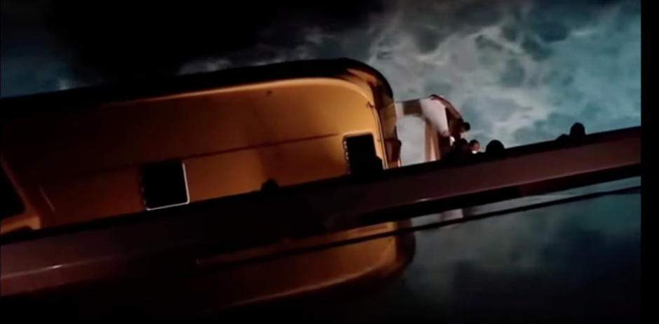 En el video captado por un pasajero, se ve al hombre aferrado a un bote salvavidas localizado a un costado del crucero. (Foto: YouYube)