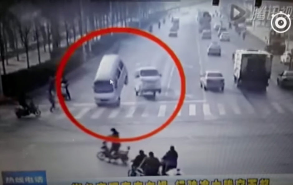 En el video puede observarse cómo tres autos levitan sin una causa hasta entonces justificable. (Imagen: captura de YouTube)