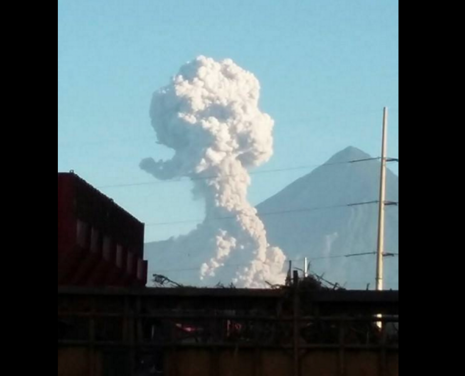 Las autoridades de protección civil se mantienen en alerta ante las explosiones del volcán Santiaguito en Quetzaltenango. (Foto: Conred/Facebook) 