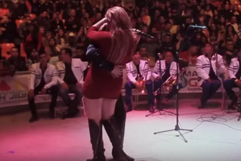 El baile de un cantante con una admiradora desató los celos de un hombre en pleno concierto. (Imagen: YouTube)