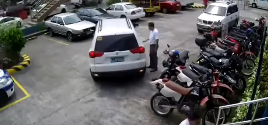 El copiloto intentó ayudar a su amigo en el parqueo y terminó haciendo un desastre. (Foto: YouTube) 